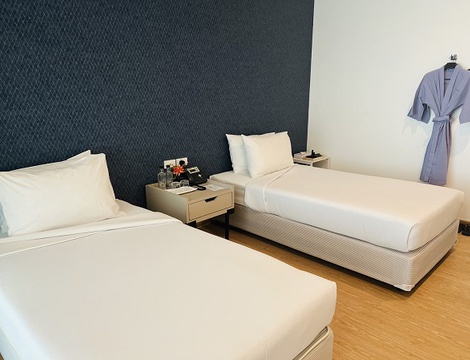 Prices start from THB 3,000 - Miracle Transit Hotel 